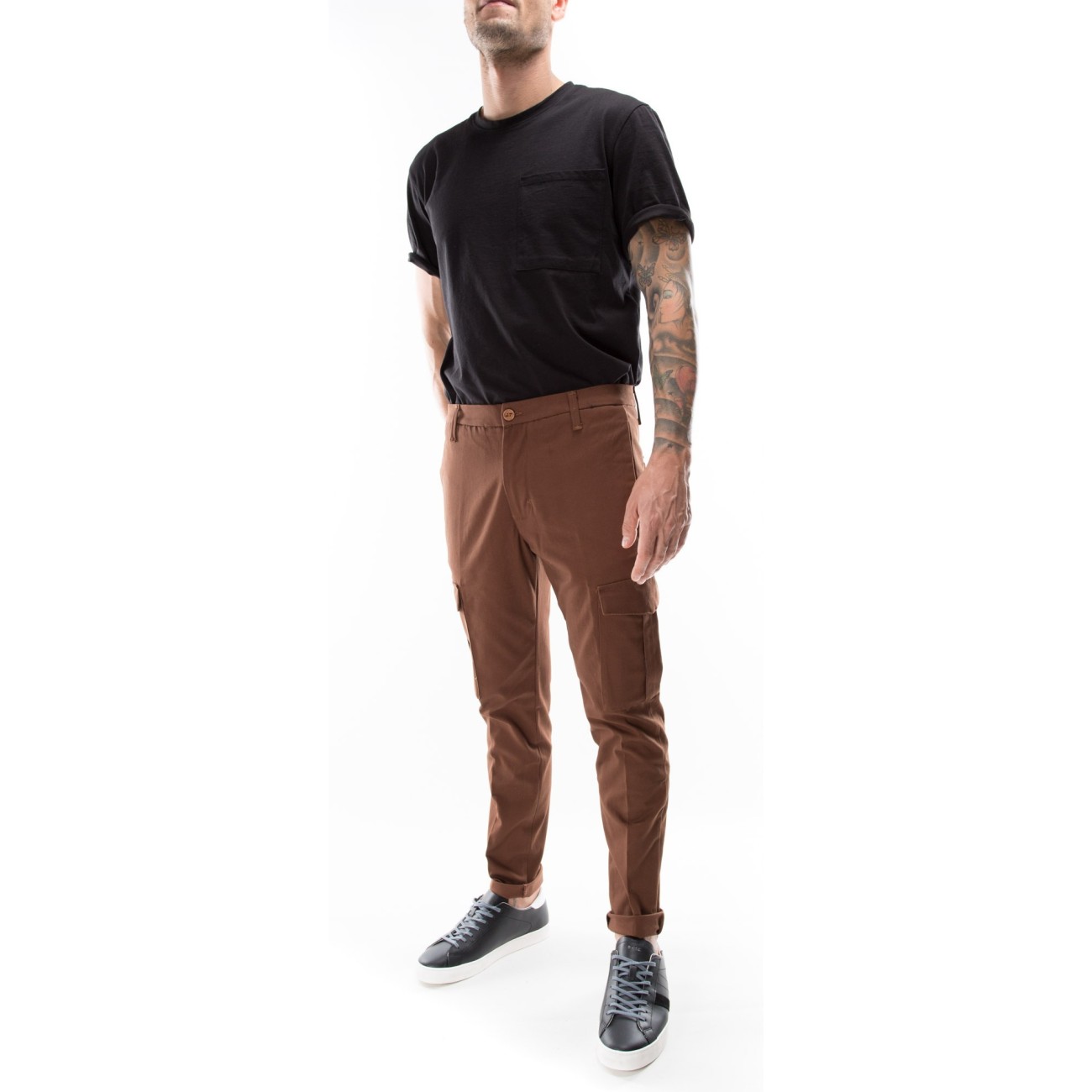 Dark Brown Cargo Pants with Crew-neck T-shirt Outfits (54 ideas & outfits)